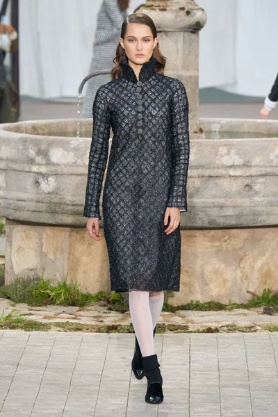 Look 16